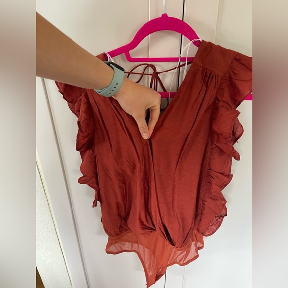 NWT Lulus v neck bodysuit. Size small. - Picture 11 of 12